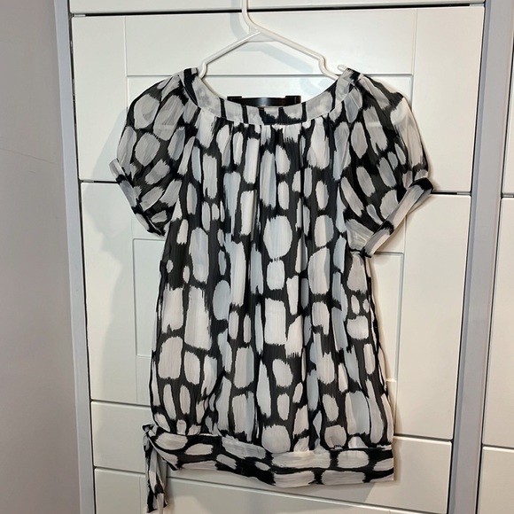 Mandee. Small. Top. Patterned. Semi sheer overlay. Tie at hem. - Picture 5 of 5